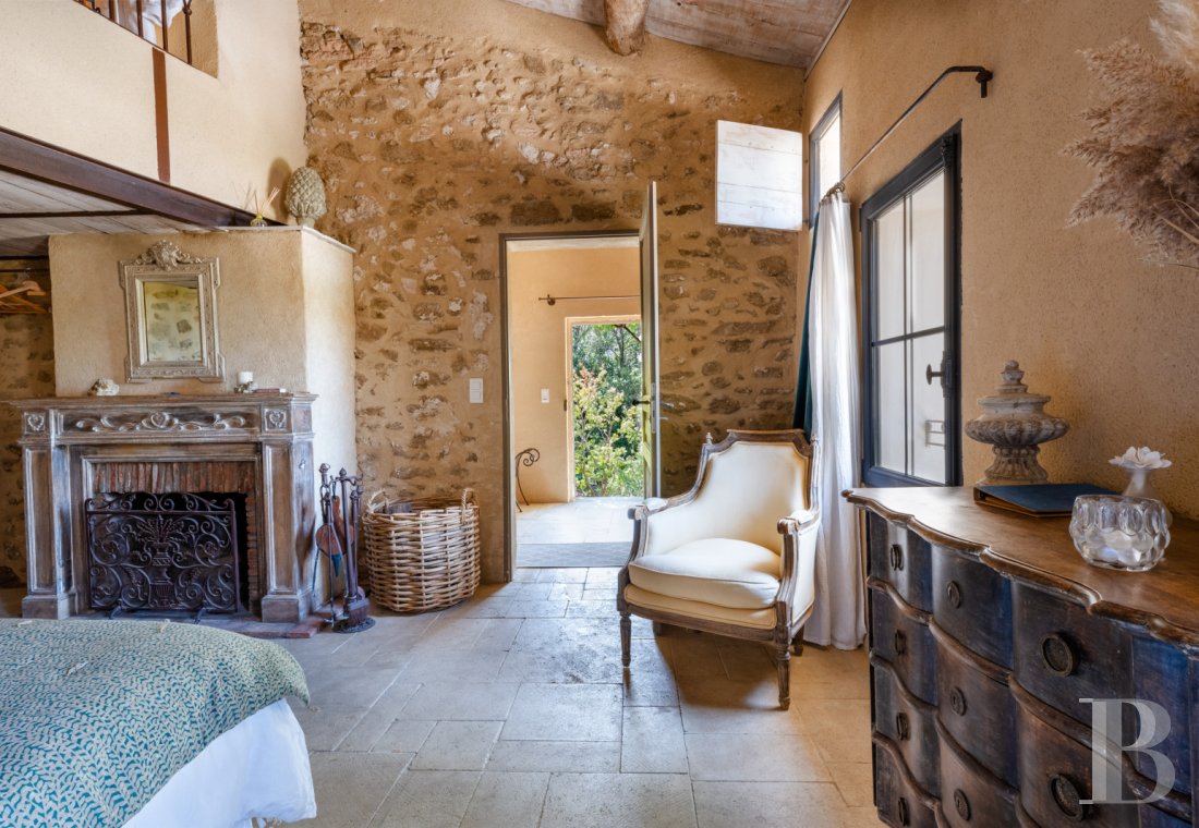 Dans le Vaucluse, aux environs de Beaumes-de-Venise,  une ancienne ferme du 18e siècle bordée de vignes - photo  n°26